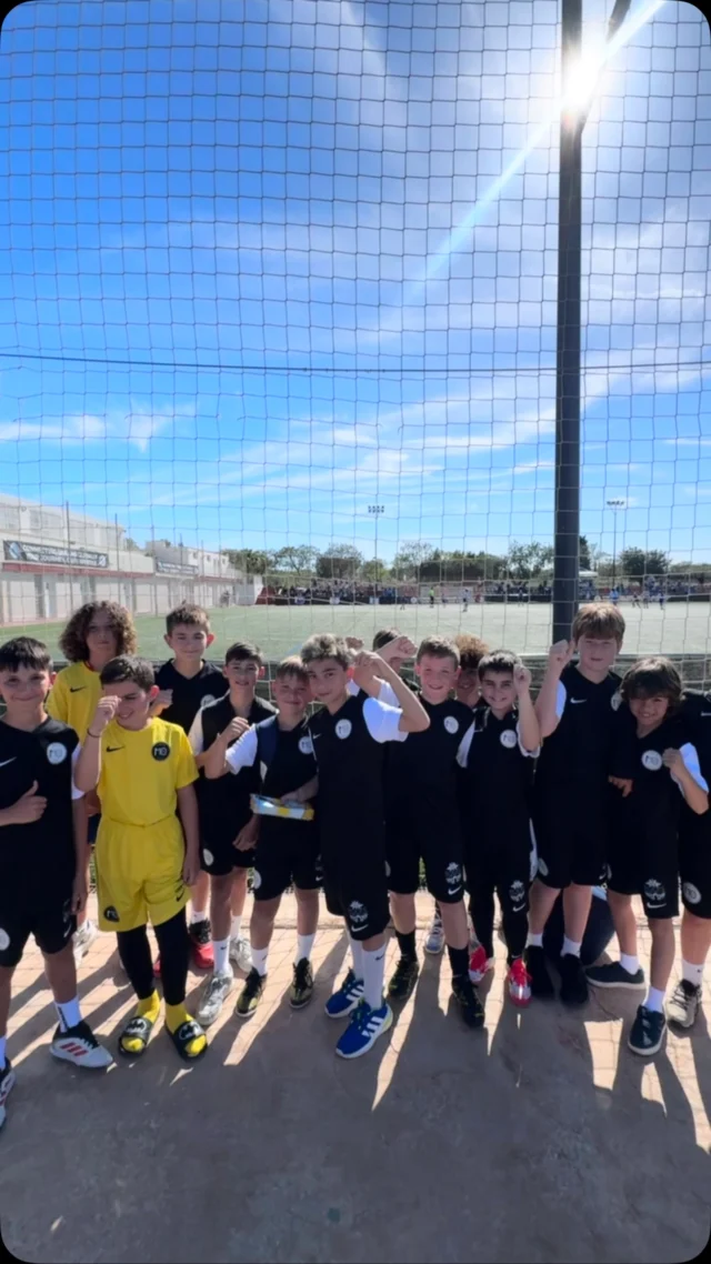 Orgullosos de nuestro primer dia juntos. 🤝
Orgullosos de nuestro primer dia en @idaeastercup 🙌

Seguimos!! 💪 

👕 @roots_center @cruixent_pa_i_cafe @suitesermita 

@themagic10academy #torneo #tournamentexperience #magicday #magic10