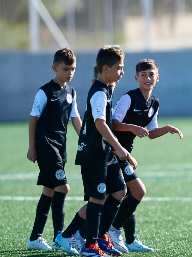 Se viene día 2️⃣ @idaeastercup 
Mientras tanto, por aquí os dejamos un poquito de lo que fue nuestro estreno en 📷

🗓️👇🏻

12h VS @pataconacf 
16h VS Surf Select NE 
19h VS @cdrumbooficial 

¡Vamos a disfrutar!

📸 @byzelig